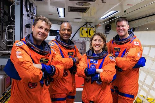 Los astronautas de la misión Artemis II de la NASA, de izquierda a derecha, Reid Wiseman, Victor Glover y Christina Koch, y el astronauta de la CSA (Agencia Espacial Canadiense) Jeremy Hansen están de pie en la sala blanca del brazo de acceso de la tripulación en el lanzador móvil de la plataforma de lanzamiento 39B. Foto: NASA