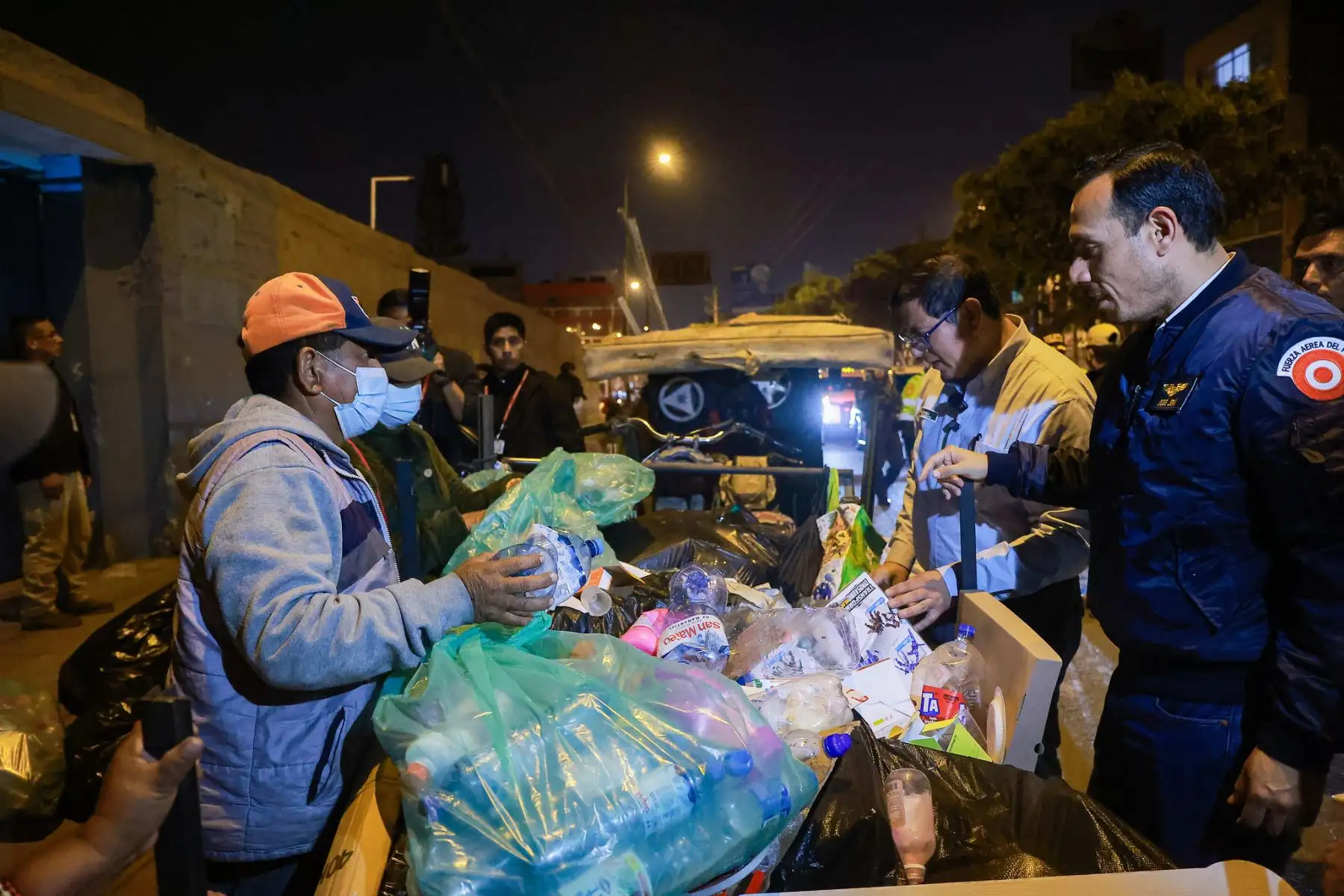 El presidente de la República, José Jerí, sostuvo un encuentro con recicladores en el distrito de San Juan de Miraflores con el fin de escuchar sus demandas, así como buscar alternativas para promover su formalización y mejorar sus condiciones laborales. Foto: ANDINA/Presidencia