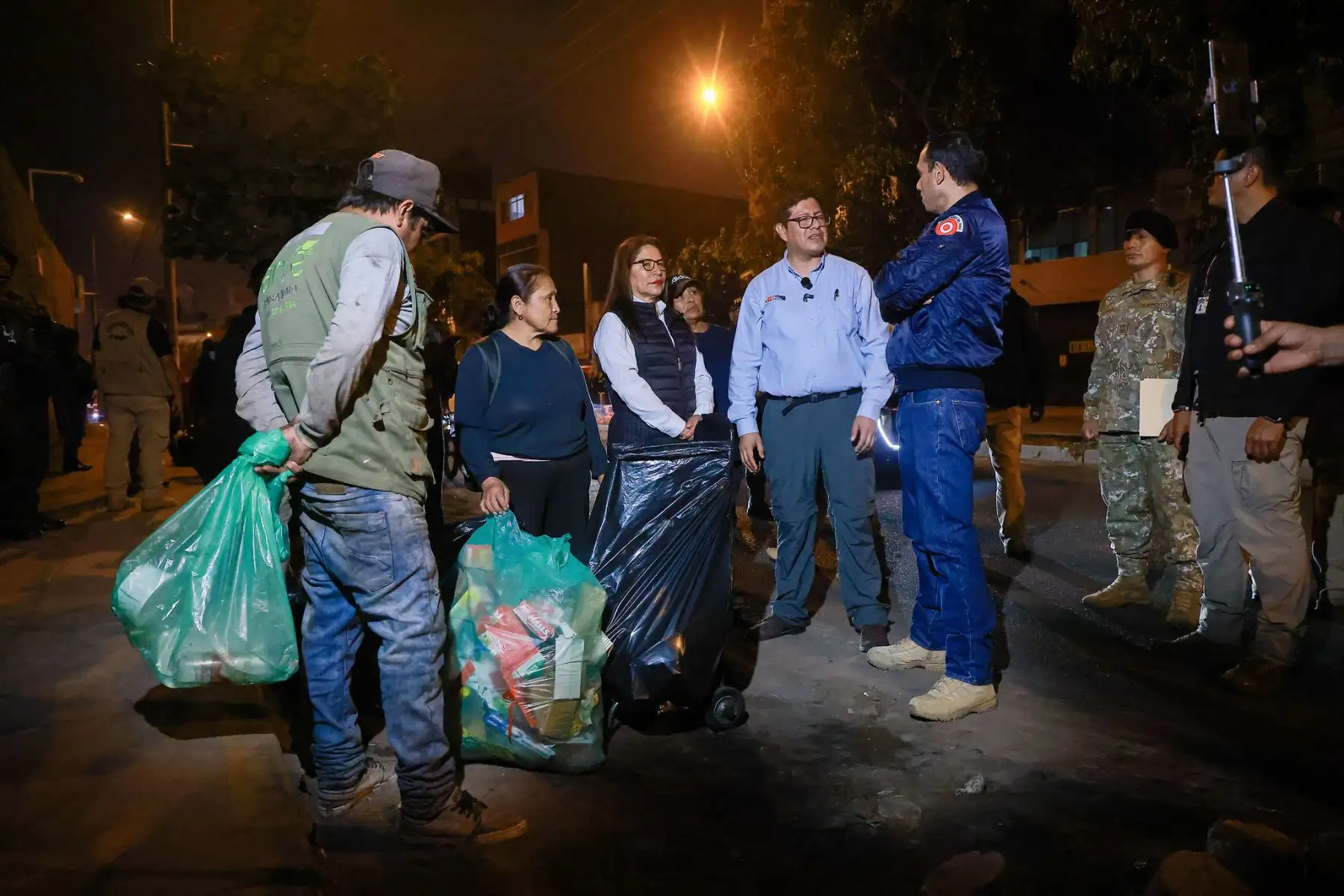 El presidente de la República, José Jerí, sostuvo un encuentro con recicladores en el distrito de San Juan de Miraflores con el fin de escuchar sus demandas, así como buscar alternativas para promover su formalización y mejorar sus condiciones laborales. Foto: ANDINA/Presidencia