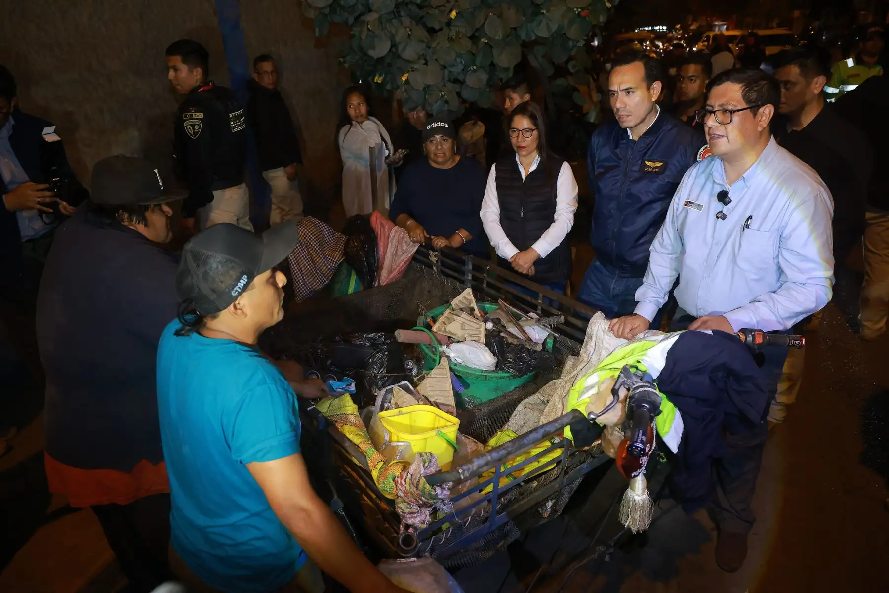 El presidente de la República, José Jerí, sostuvo un encuentro con recicladores en el distrito de San Juan de Miraflores con el fin de escuchar sus demandas, así como buscar alternativas para promover su formalización y mejorar sus condiciones laborales. Foto: ANDINA/Presidencia