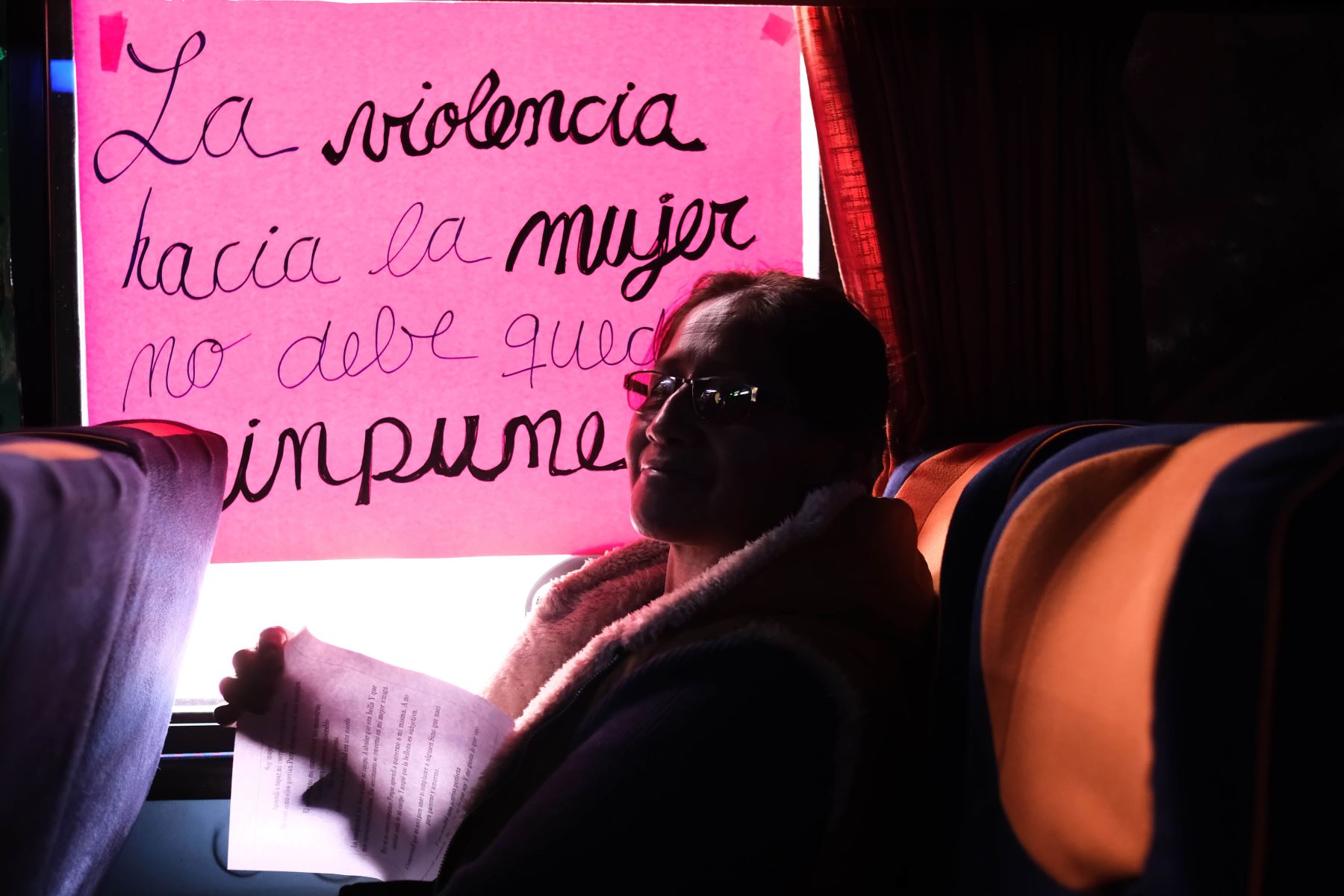 Una mujer participa en una campaña en contra de la violencia machista en El Alto, Bolivia. Un bus de transporte público fue ocupado por mujeres y recorrió diferentes zonas de la ciudad para informar sobre cómo prevenir la violencia machista en el país, en conmemoración del Día Internacional de la Eliminación de la Violencia contra la Mujer. Foto: EFE