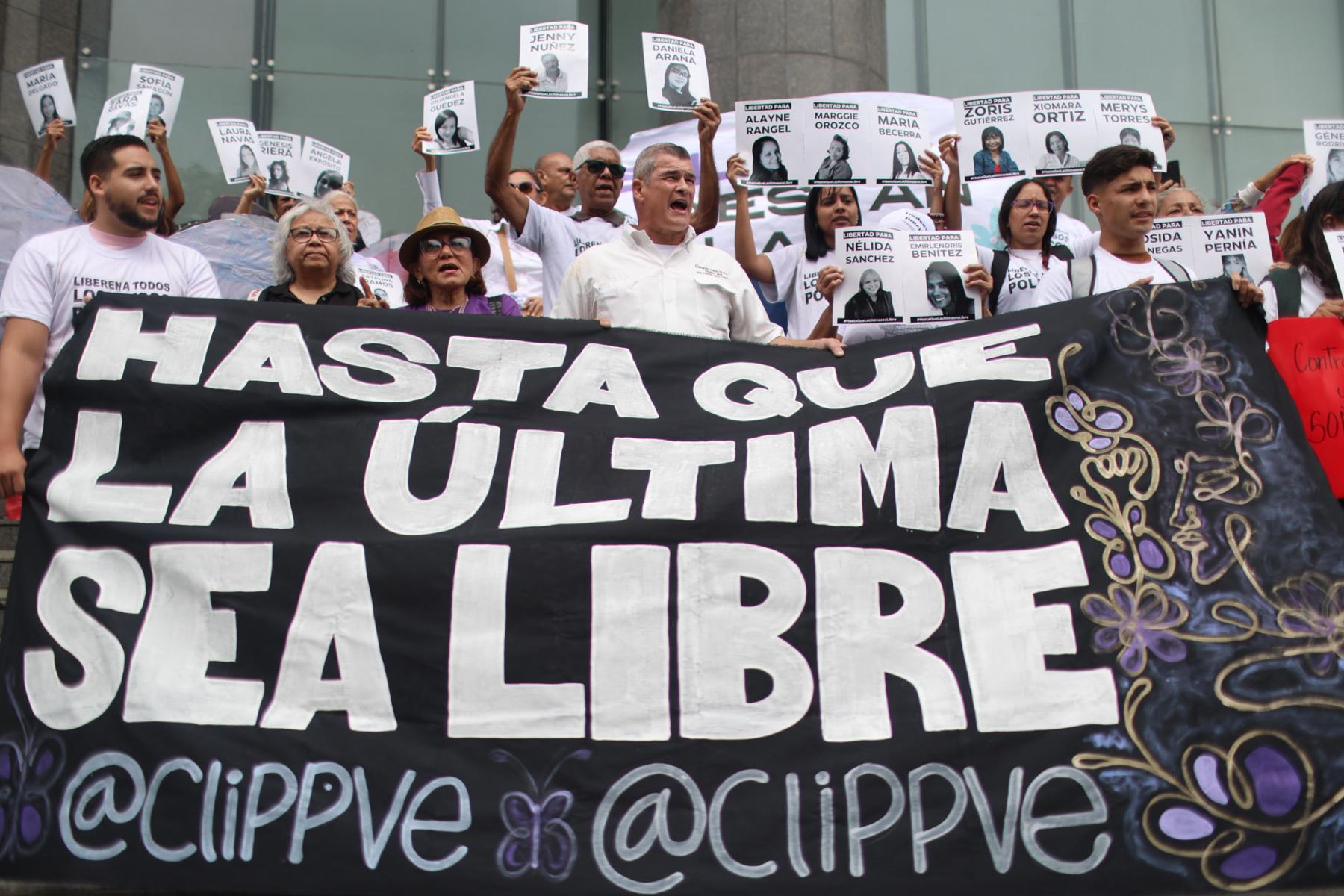 Activistas y familiares de presas políticos venezolanas participan en una manifestación frente a la sede de Naciones Unidas para pedir su liberación este martes, en el Día Internacional de Eliminación de la Violencia contra la Mujer. Foto: EFE