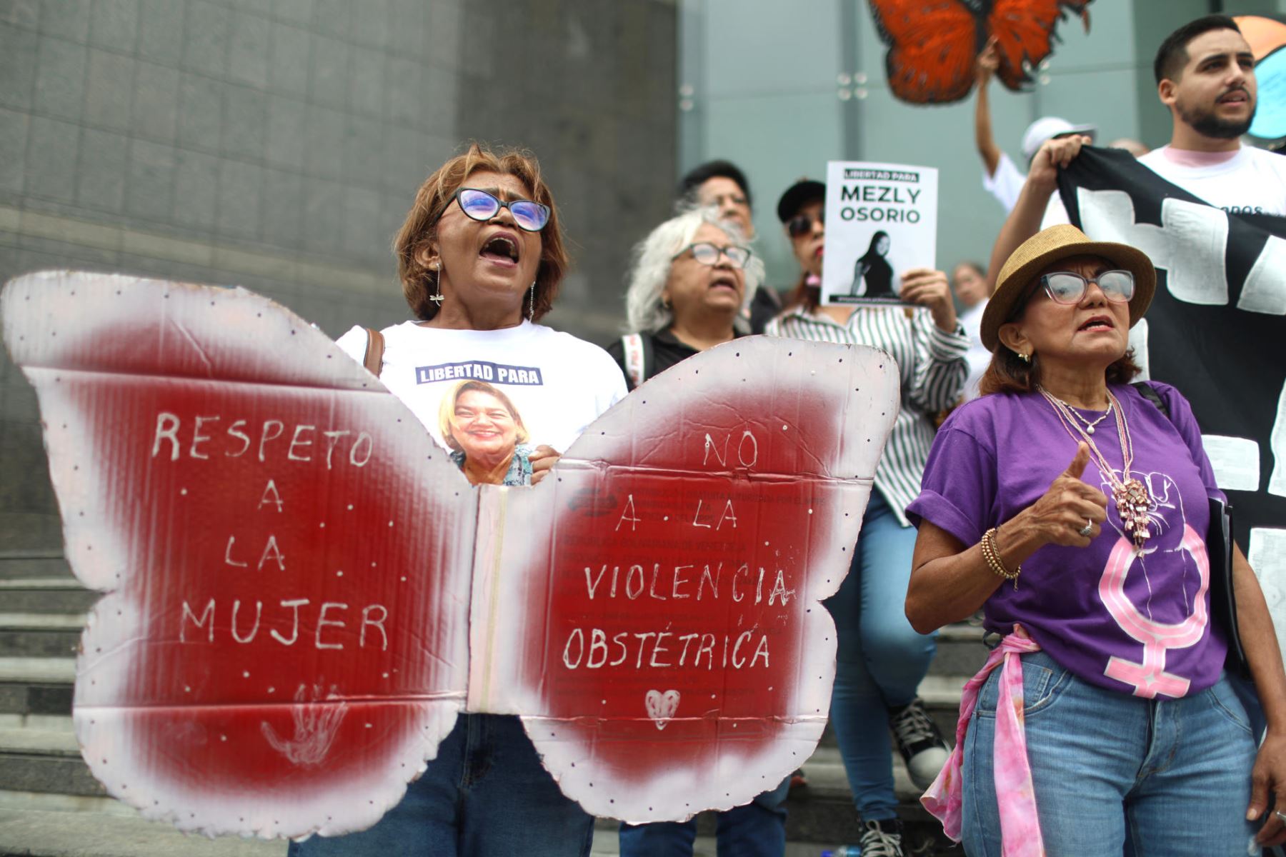 Activistas y familiares de presas políticos venezolanas participan en una manifestación frente a la sede de Naciones Unidas para pedir su liberación este martes, en el Día Internacional de Eliminación de la Violencia contra la Mujer. Foto: EFE