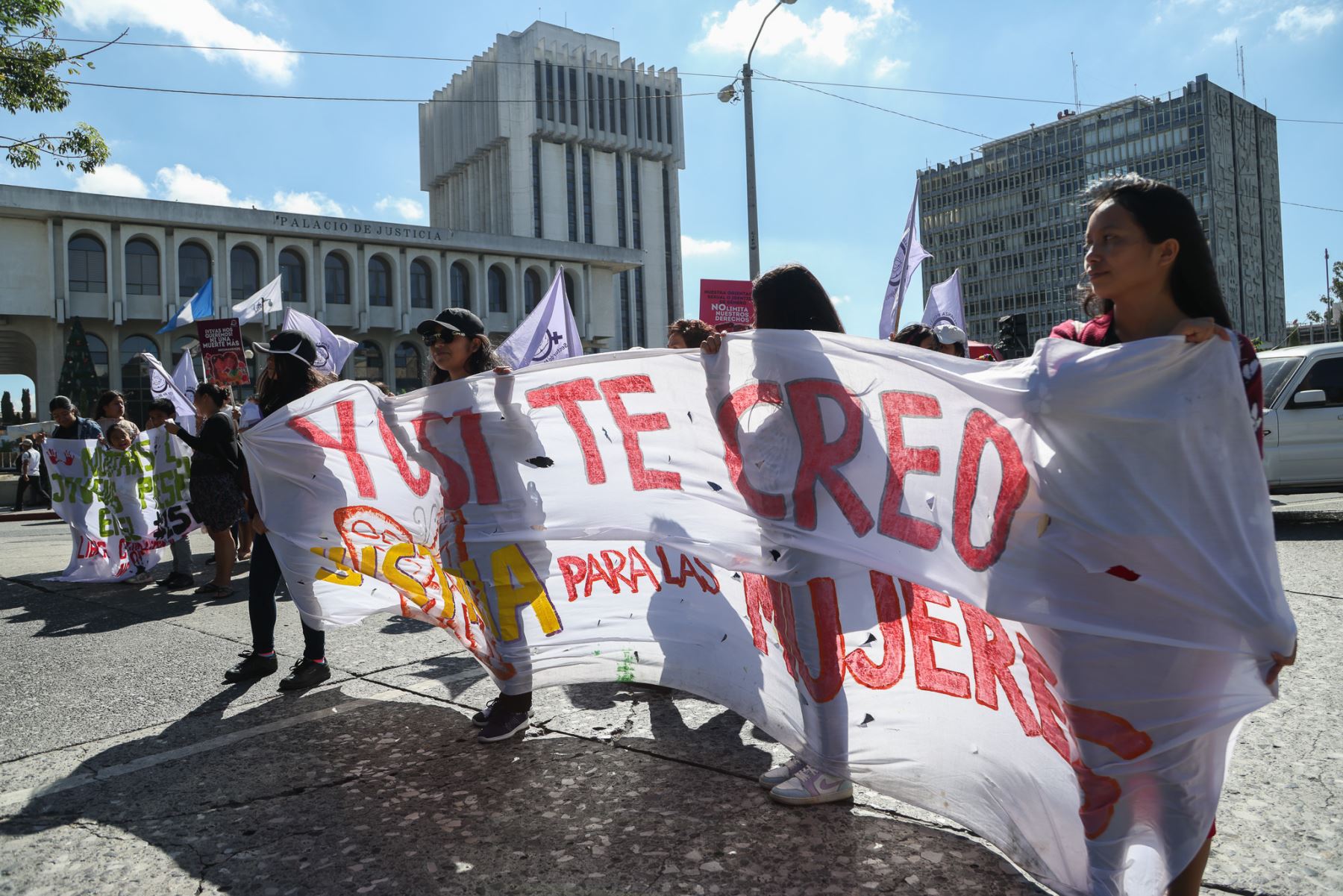 Mujeres sostienen un cartel durante una manifestación por el Día Internacional de la Eliminación de la Violencia contra la Mujer este martes 25 de noviembre de 2025 en Guatemala. Foto: EFE