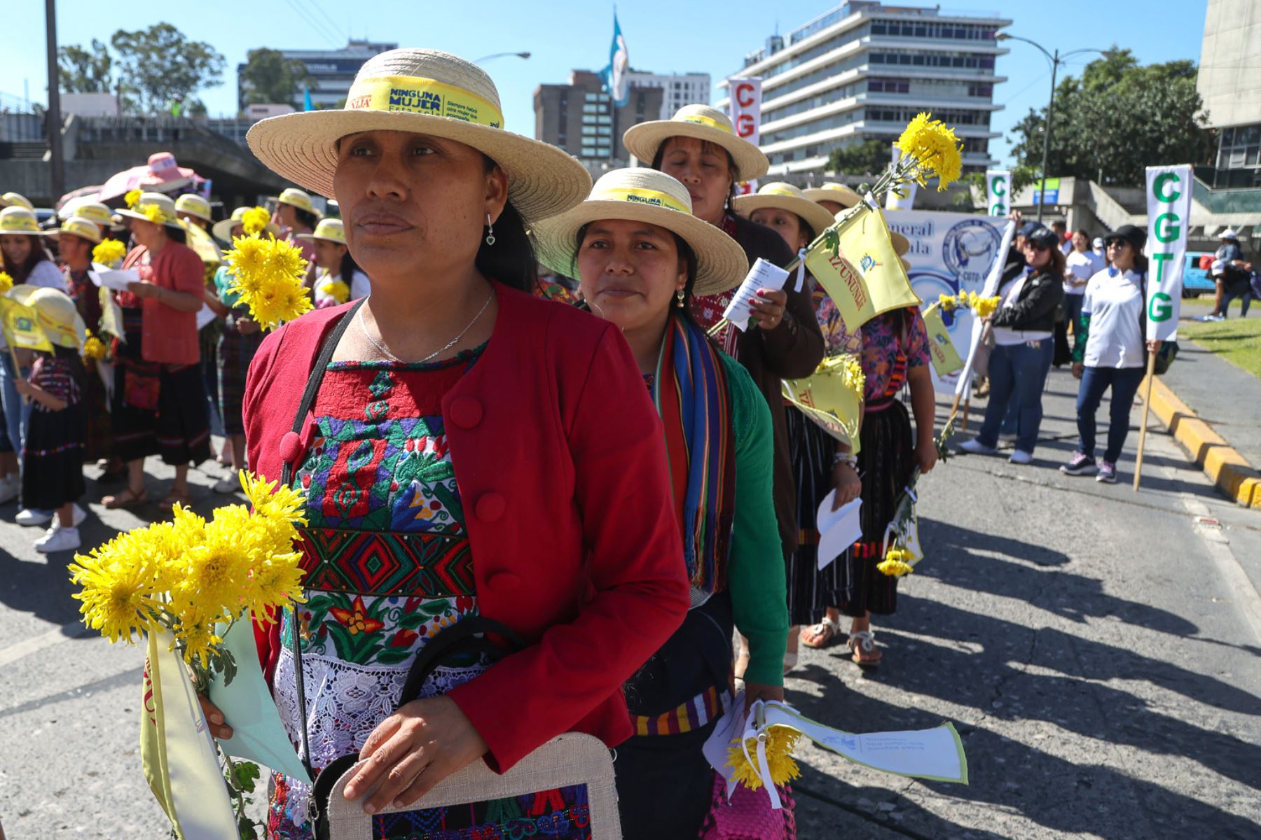 Mujeres participan en la manifestación por el Día Internacional de la Eliminación de la Violencia contra la Mujer este martes 25 de noviembre de 2025 en Guatemala. Foto: EFE