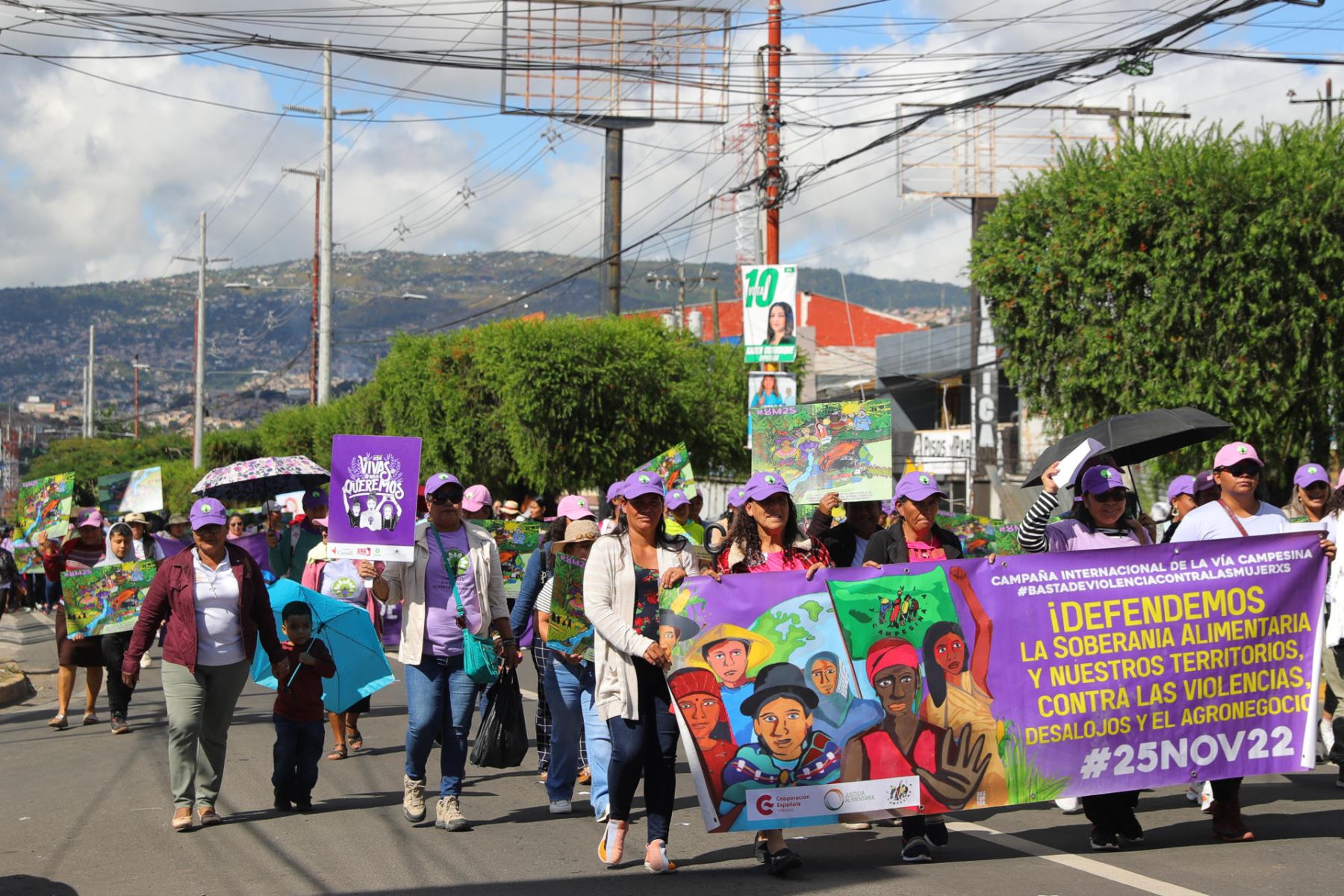 Decenas de personas participan en una manifestación por el Día Internacional de Eliminación de la Violencia contra la Mujer este martes 25 de noviembre de 2025 en Tegucigalpa, Honduras. Foto: EFE