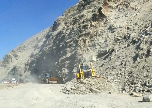 Provías Nacional habilitó temporalmente el paso vehicular en ambos sentidos en el kilómetro 736 de la carretera Panamericana Sur, a la altura del distrito de Atico, en Arequipa, que fue afectado por un deslizamiento. ANDINA/Difusión