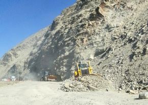 Provías Nacional habilitó temporalmente el paso vehicular en ambos sentidos en el kilómetro 736 de la carretera Panamericana Sur, a la altura del distrito de Atico, en Arequipa, que fue afectado por un deslizamiento. ANDINA/Difusión