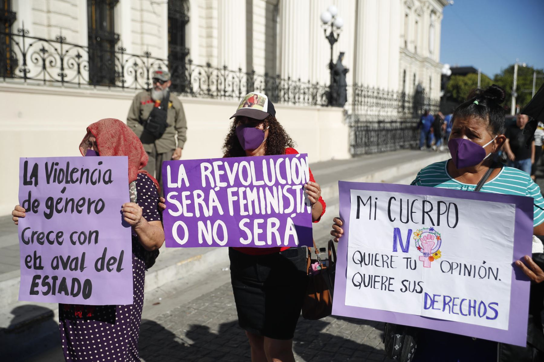 Personas sostienen carteles durante una manifestación por el Día Internacional de Eliminación de la Violencia contra la Mujer este martes 25 de noviembre de 2025 en San Salvador, El Salvador. Foto: EFE