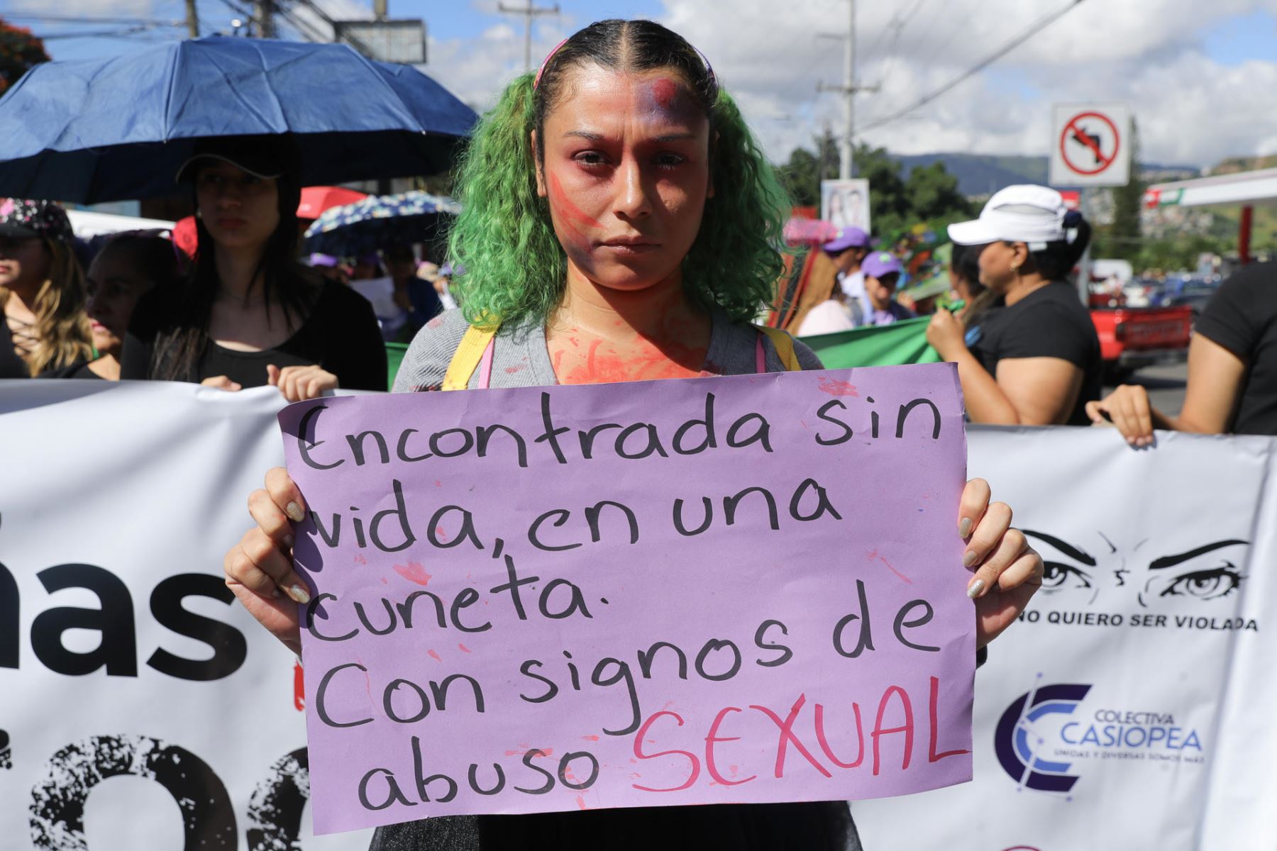 Una persona sostiene un cartel en una manifestación por el Día Internacional de Eliminación de la Violencia contra la Mujer este martes 25 de noviembre de 2025 en Tegucigalpa, Honduras. Foto: EFE