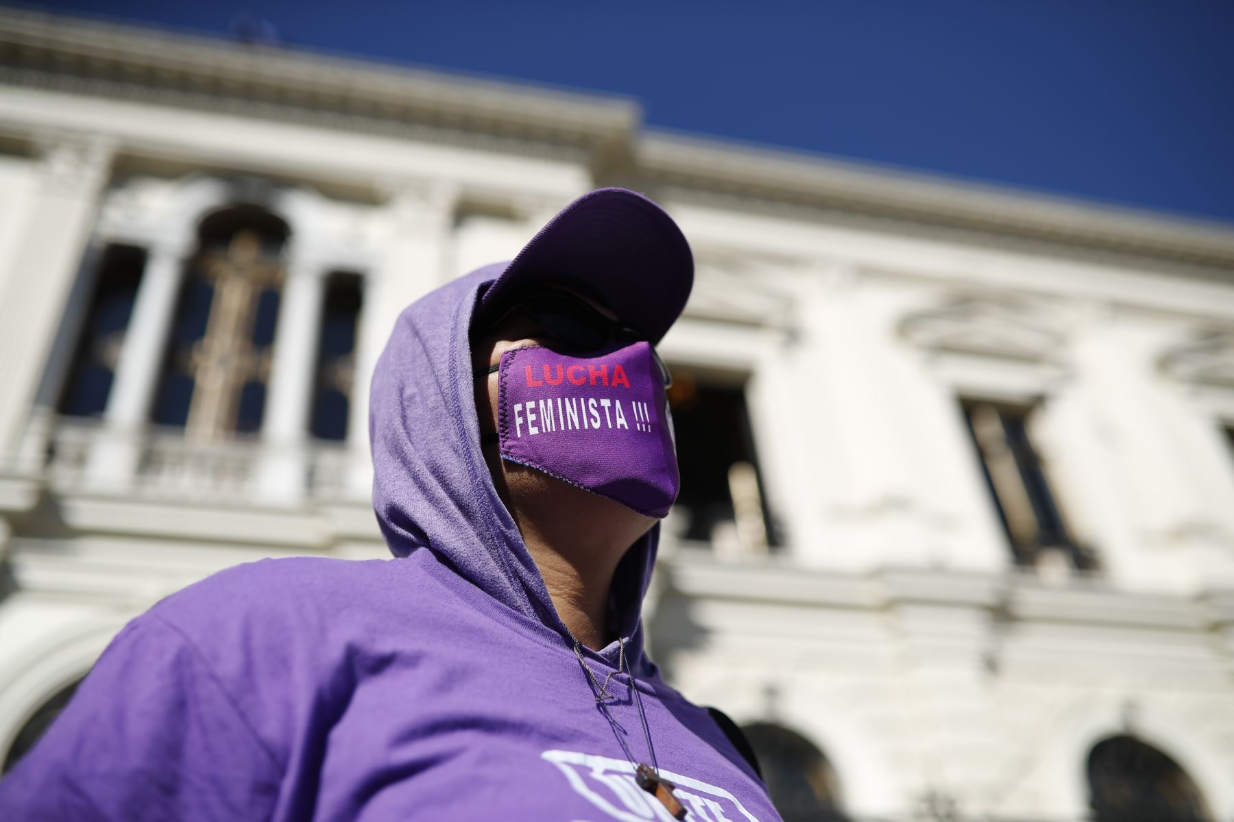 Una persona participa en una manifestación por el Día Internacional de Eliminación de la Violencia contra la Mujer este martes 25 de noviembre de 2025 en San Salvador, El Salvador. Foto: EFE