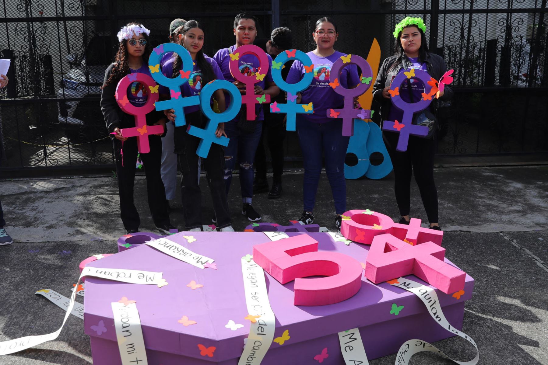 Decenas de personas participan en una manifestación por el Día Internacional de Eliminación de la Violencia contra la Mujer este martes 25 de noviembre de 2025 en Tegucigalpa, Honduras. Foto: EFE