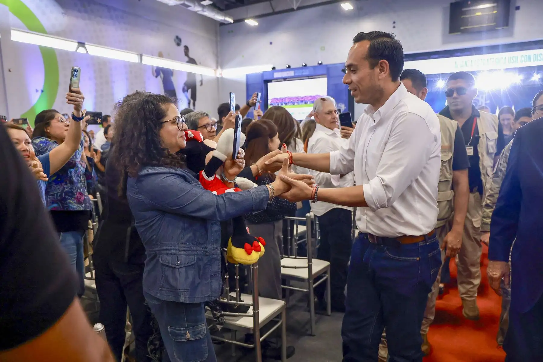 El presidente  José Jerí acompañó esta mañana a más de 400 estudiantes universitarios que viajarán a Estados Unidos como parte del programa de fortalecimiento de conocimientos y capacidades en la Walt Disney Company. Foto: ANDINA/Prensa Presidencia