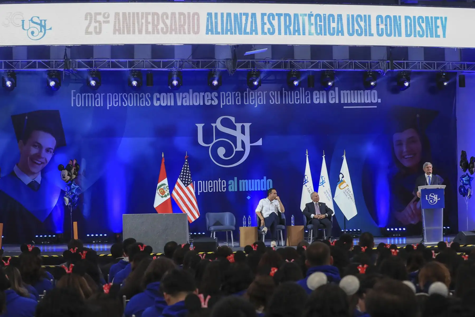 El presidente  José Jerí acompañó esta mañana a más de 400 estudiantes universitarios que viajarán a Estados Unidos como parte del programa de fortalecimiento de conocimientos y capacidades en la Walt Disney Company. Foto: ANDINA/Prensa Presidencia
