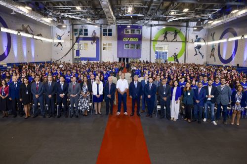 Presidente  José Jerí acompañó a estudiantes que serán capacitados en Walt Disney Company