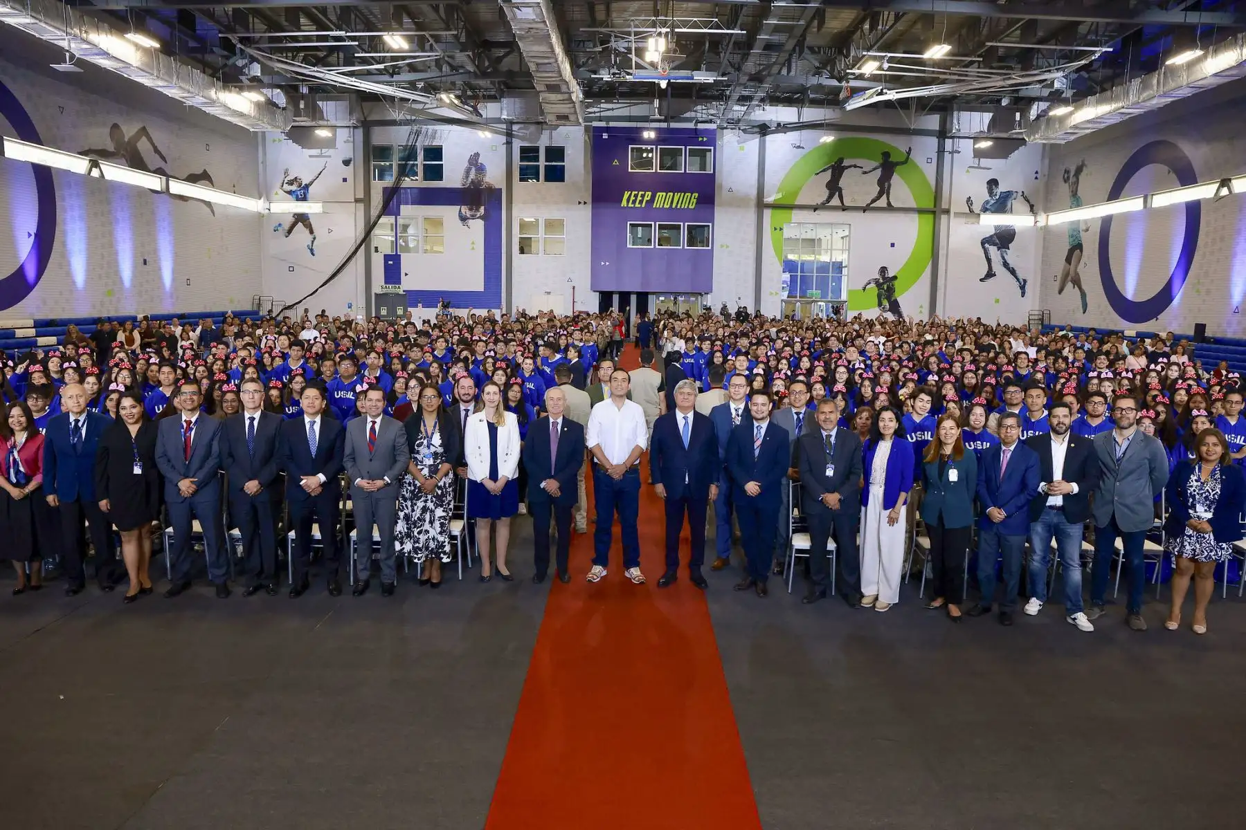 El presidente  José Jerí acompañó esta mañana a más de 400 estudiantes universitarios que viajarán a Estados Unidos como parte del programa de fortalecimiento de conocimientos y capacidades en la Walt Disney Company. Foto: ANDINA/Prensa Presidencia