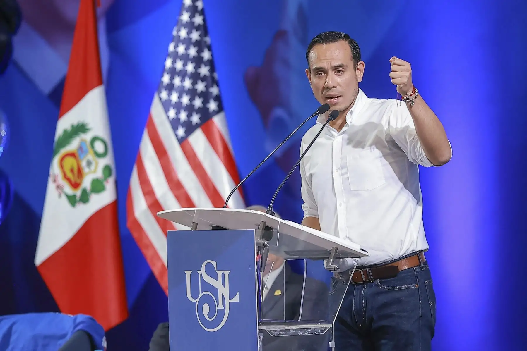 El presidente  José Jerí acompañó esta mañana a más de 400 estudiantes universitarios que viajarán a Estados Unidos como parte del programa de fortalecimiento de conocimientos y capacidades en la Walt Disney Company. Foto: ANDINA/Prensa Presidencia