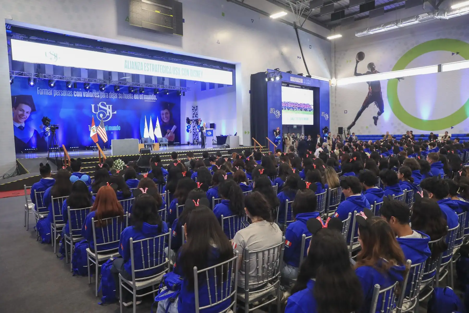 El presidente  José Jerí acompañó esta mañana a más de 400 estudiantes universitarios que viajarán a Estados Unidos como parte del programa de fortalecimiento de conocimientos y capacidades en la Walt Disney Company. Foto: ANDINA/Prensa Presidencia
