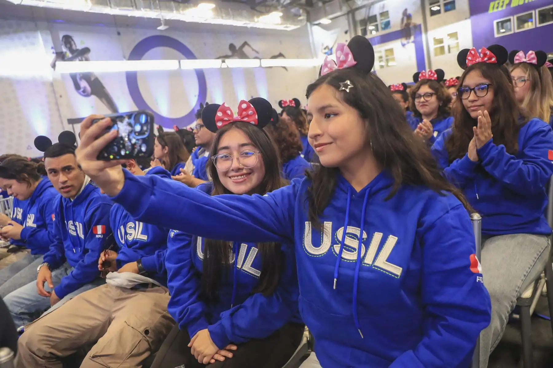 El presidente  José Jerí acompañó esta mañana a más de 400 estudiantes universitarios que viajarán a Estados Unidos como parte del programa de fortalecimiento de conocimientos y capacidades en la Walt Disney Company. Foto: ANDINA/Prensa Presidencia