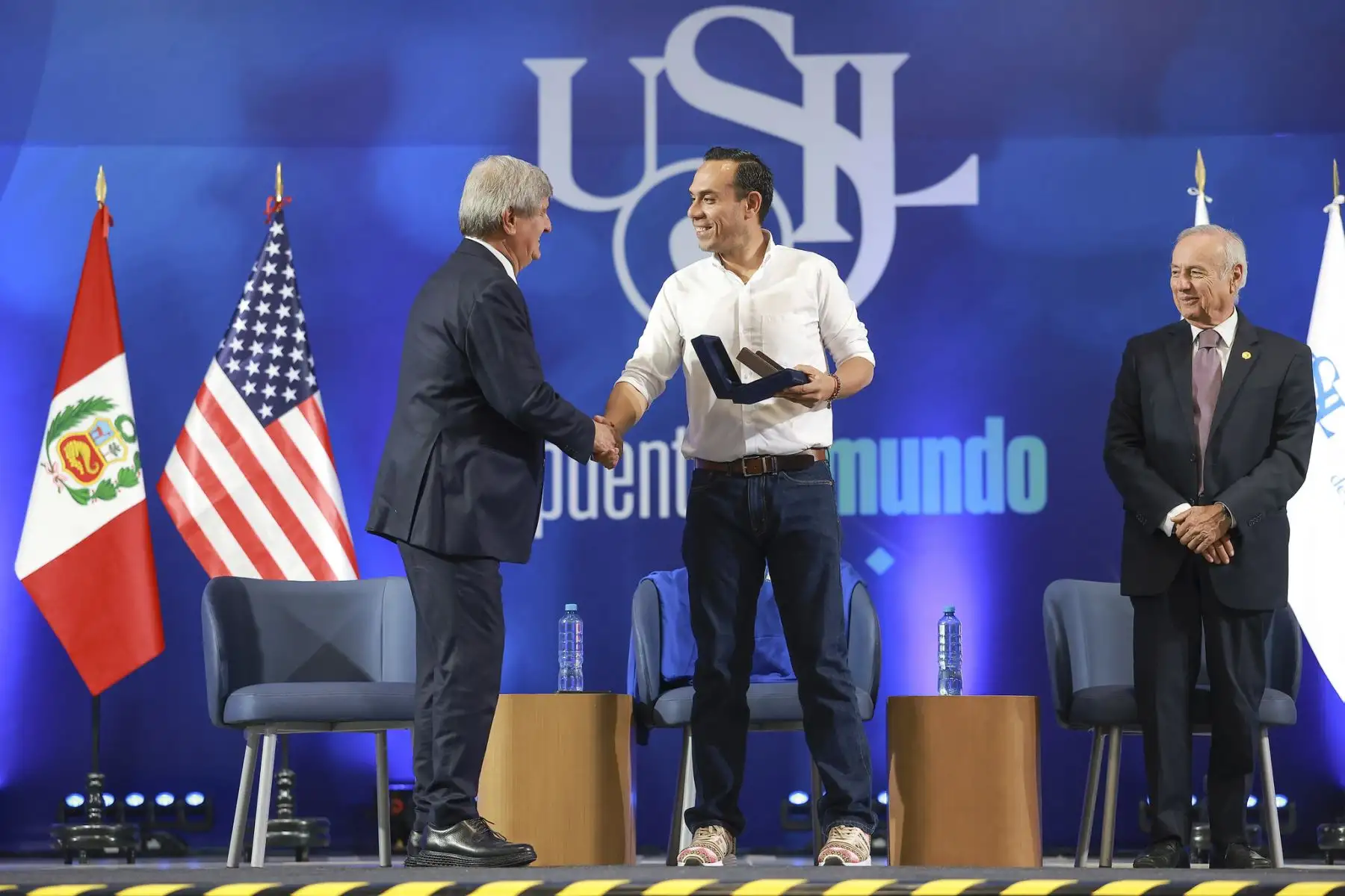 El presidente  José Jerí acompañó esta mañana a más de 400 estudiantes universitarios que viajarán a Estados Unidos como parte del programa de fortalecimiento de conocimientos y capacidades en la Walt Disney Company. Foto: ANDINA/Prensa Presidencia