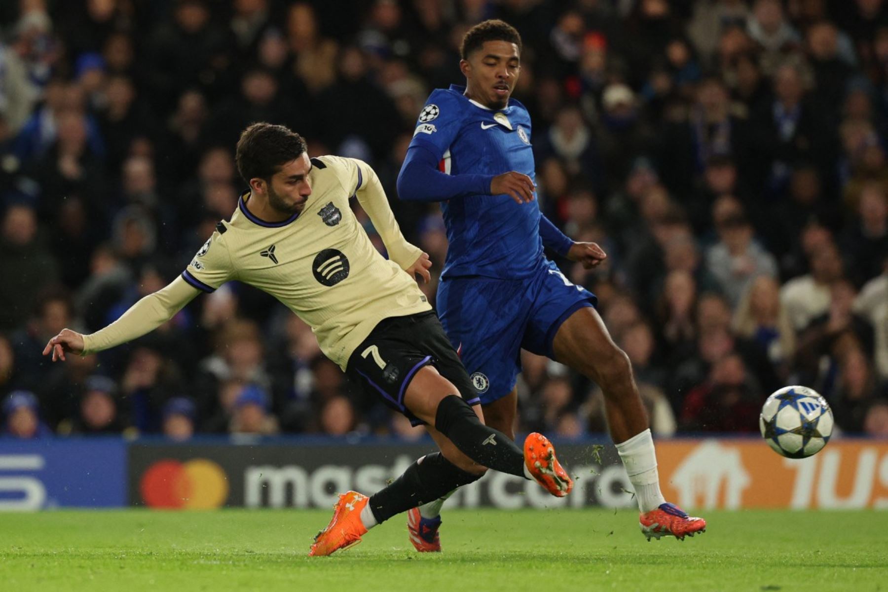 El delantero español  del Barcelona, ​​Ferran Torres, dispara pero no logra marcar durante el partido de la fase de liga de la UEFA Champions League entre el Chelsea y el Barcelona. Foto: AFP