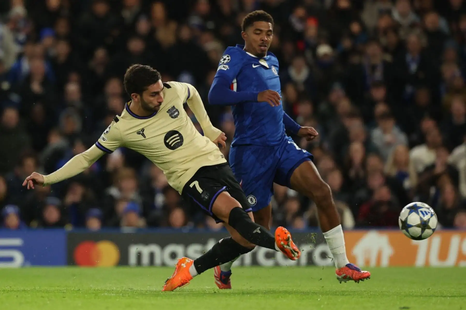 El delantero español  del Barcelona, ​​Ferran Torres, dispara pero no logra marcar durante el partido de la fase de liga de la UEFA Champions League entre el Chelsea y el Barcelona. Foto: AFP