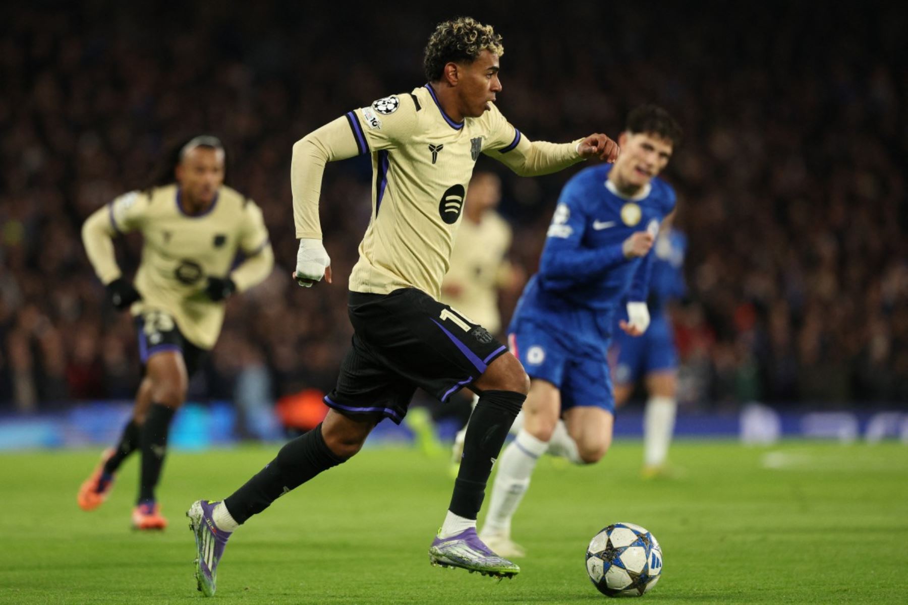 El delantero español  del Barcelona, ​​Lamine Yamal, corre con el balón durante el partido de la fase de liga de la UEFA Champions League entre el Chelsea y el Barcelona.