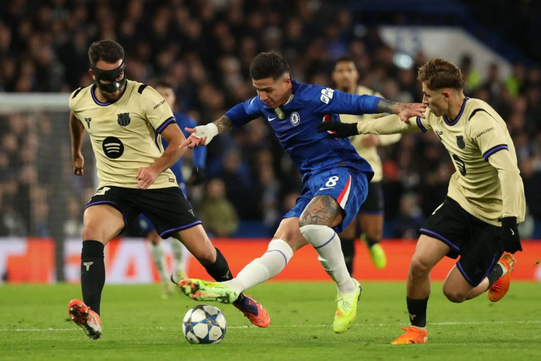 El centrocampista argentino  del Chelsea, Enzo Fernández compite con el defensa español  del Barcelona, ​​Eric García  durante el partido de la fase de liga de la UEFA Champions League entre el Chelsea y el Barcelona. AFP