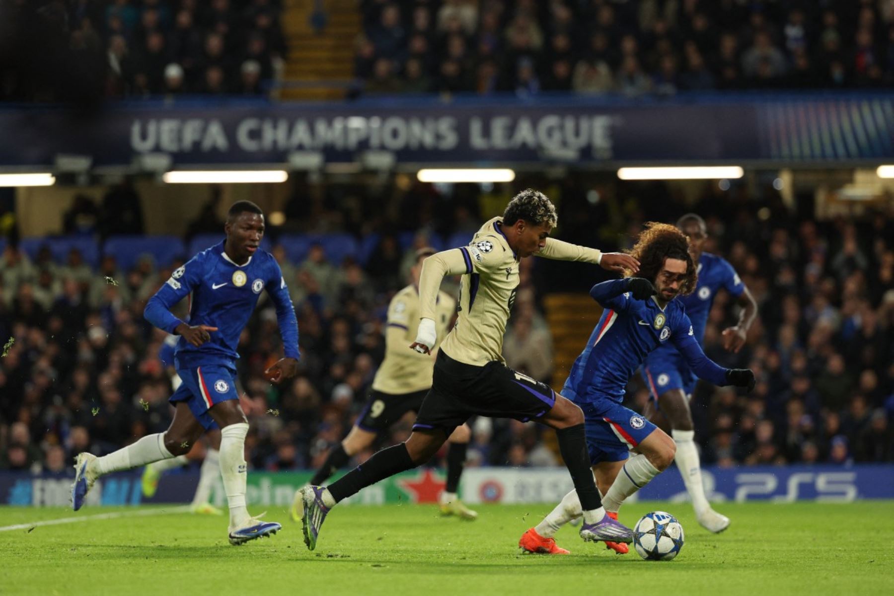 El delantero español  del Barcelona Lamine Yamal compite con el defensa español  del Chelsea Marc Cucurella durante el partido de fútbol de la fase de liga de la UEFA Champions League entre el Chelsea y el Barcelona. AFP