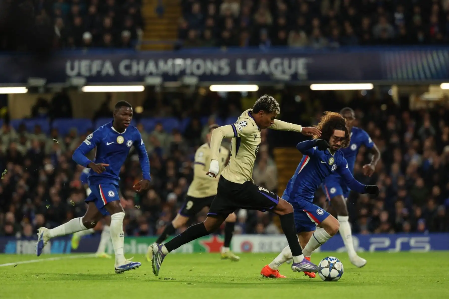 El delantero español  del Barcelona Lamine Yamal compite con el defensa español  del Chelsea Marc Cucurella durante el partido de fútbol de la fase de liga de la UEFA Champions League entre el Chelsea y el Barcelona. AFP