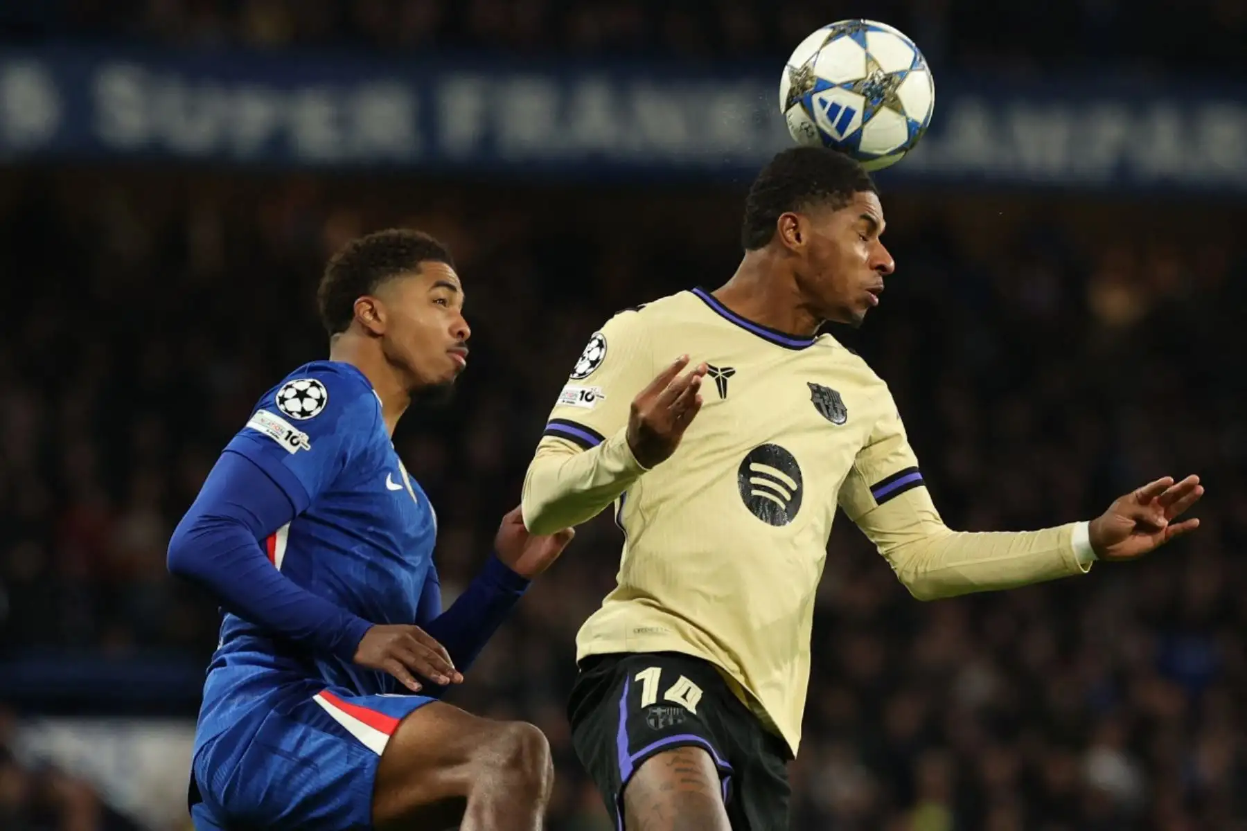 El delantero inglés  del Barcelona, ​​Marcus Rashford gana un cabezazo durante el partido de la fase de liga de la UEFA Champions League entre el Chelsea y el Barcelona. AFP