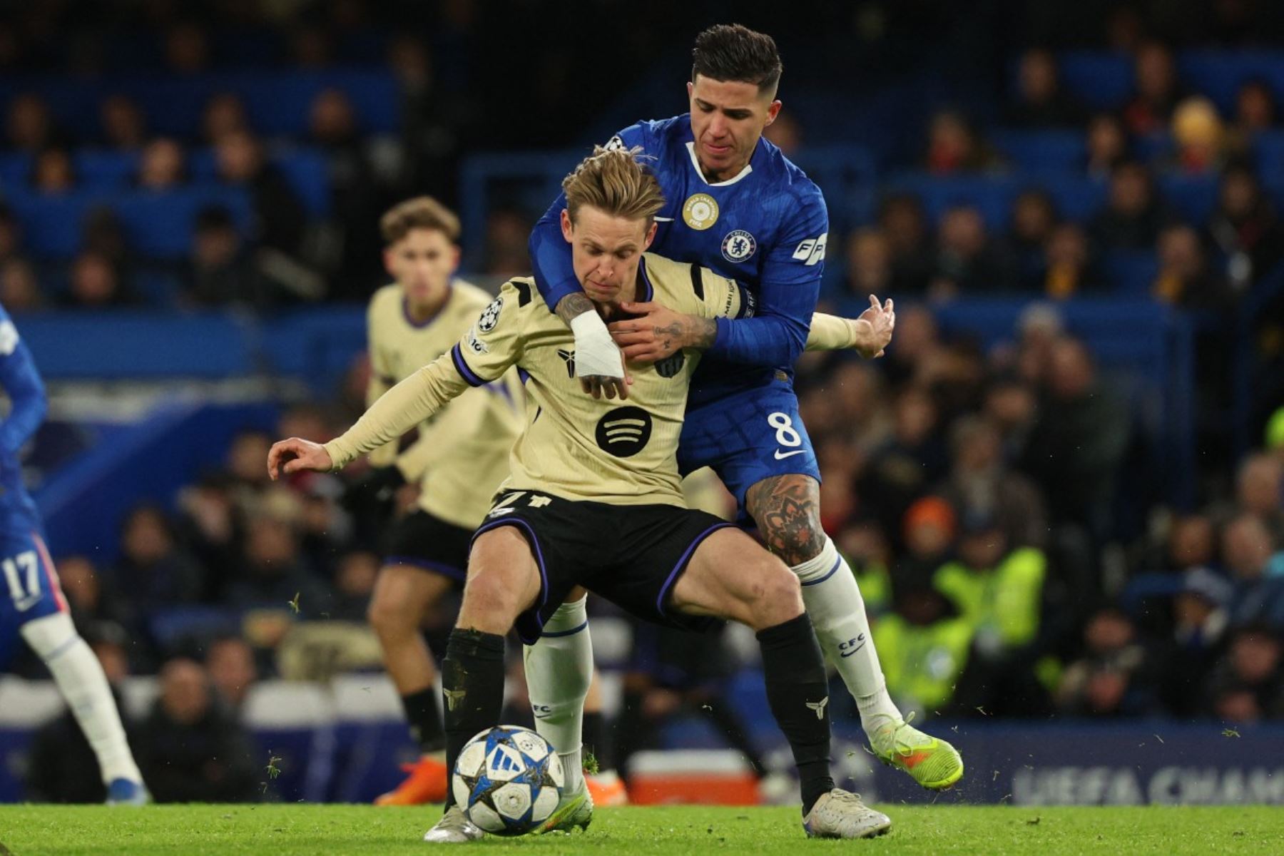 El centrocampista holandés  del Barcelona, ​​Frenkie De Jong compite con el centrocampista argentino del Chelsea, Enzo Fernández durante el partido de la fase de liga de la UEFA Champions League entre el Chelsea y el Barcelona. AFP