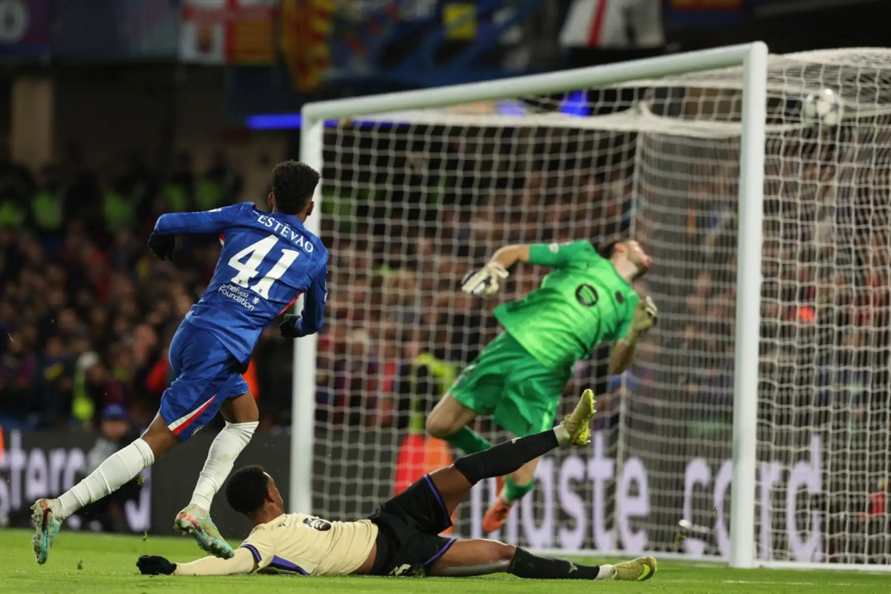 El centrocampista brasileño  Estevao del Chelsea marca su segundo gol durante el partido de la fase de liga de la UEFA Champions League entre el Chelsea y el Barcelona. AFP