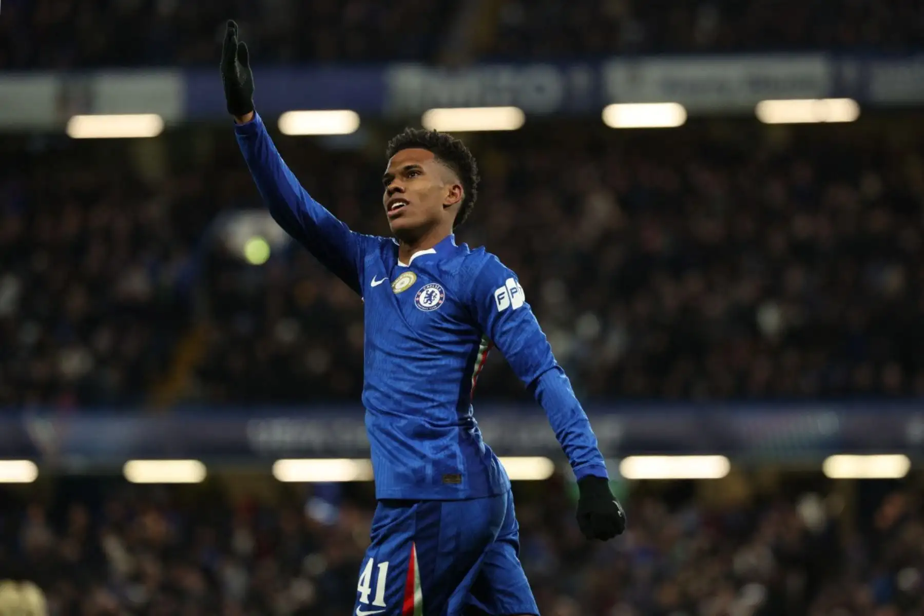 El centrocampista brasileño del Chelsea  Estevao celebra tras marcar su segundo gol durante el partido de la fase de liga de la UEFA Champions League entre el Chelsea y el Barcelona. AFP