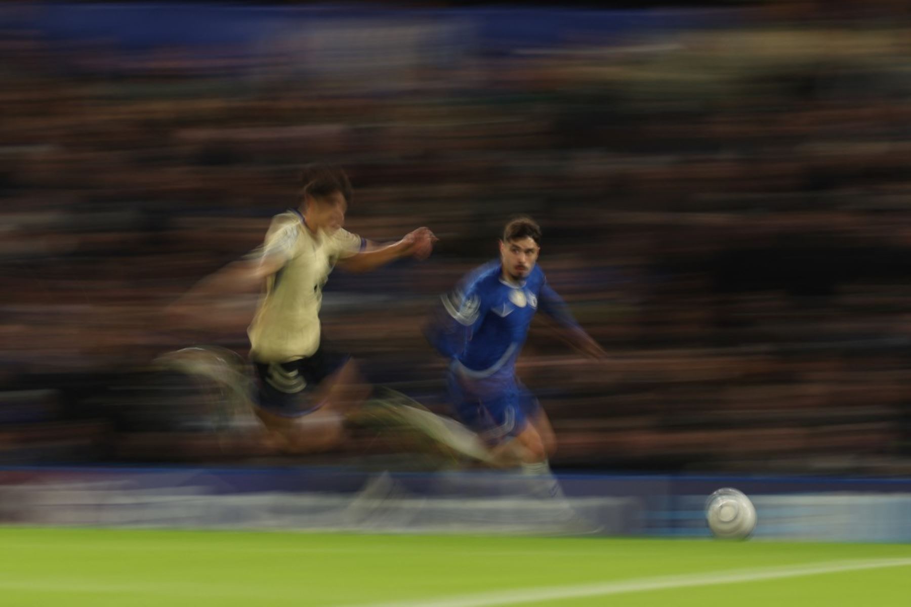 El centrocampista portugués del Chelsea  Pedro Neto corre con el balón durante el partido de la fase de liga de la UEFA Champions League entre el Chelsea y el Barcelona. AFP
