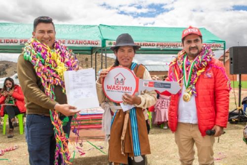 A diferencia del modelo anterior de 26 m², estas viviendas incorporan dos dormitorios, una zona tapón para reducir el ingreso de aire frío, un ambiente de uso común (sala-comedor) y un espacio multifuncional adaptable a las necesidades de cada familia.