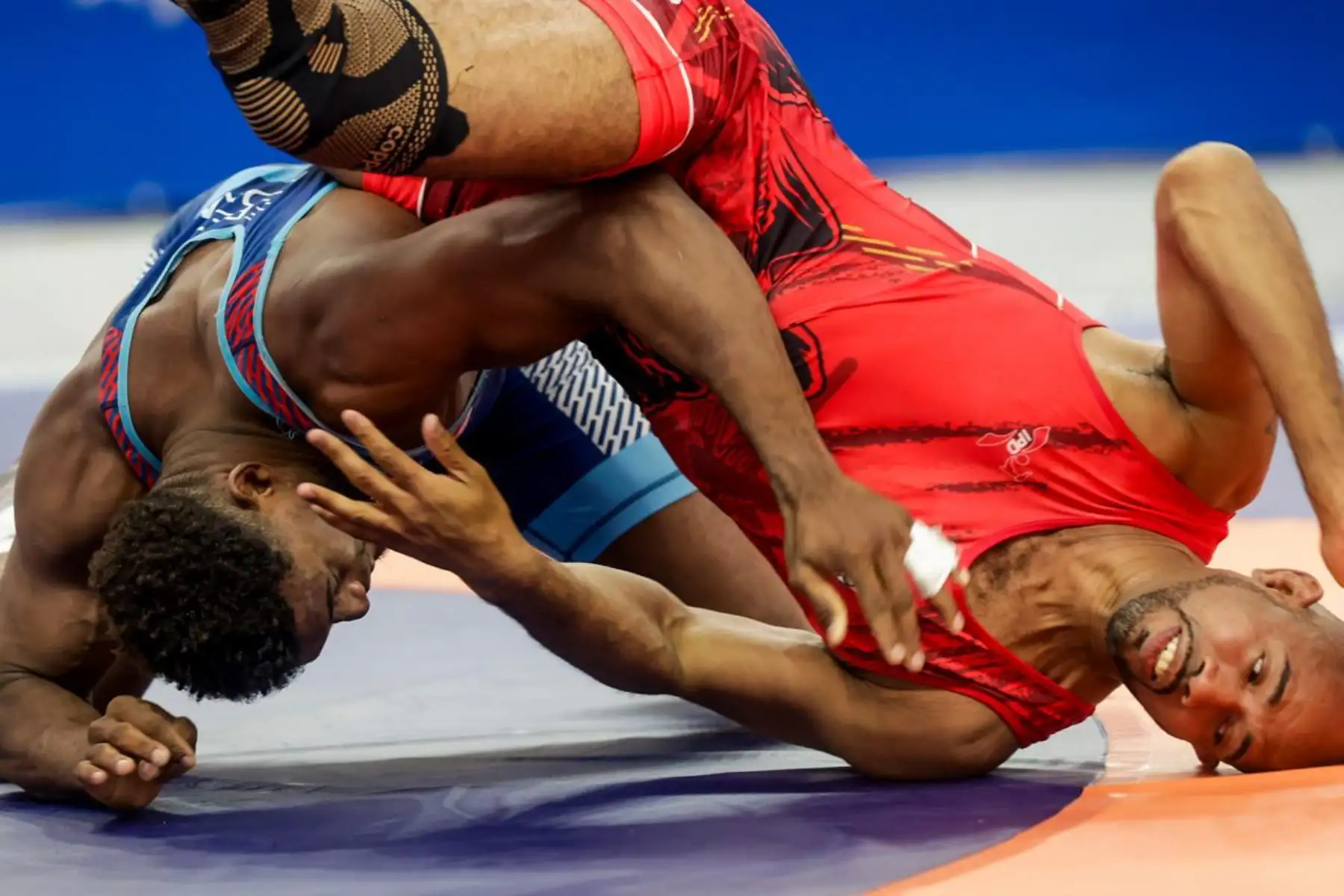 El peruano Eduardo Palas abrió la jornada de lucha libre con una destacada actuación al conseguir la medalla de bronce en la categoría 57 kilogramos, en medio de emotivos aplausos del público. Su victoria marcó el inicio competitivo en el velódromo de la Villa Deportiva Nacional (Videna), donde continúa la intensa disputa por el podio en los XX Juegos Bolivarianos Ayacucho – Lima 2025. Foto: ANDINA/Luis Iparraguirre