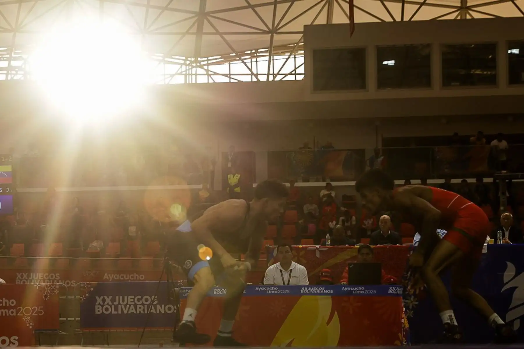 El peruano Eduardo Palas abrió la jornada de lucha libre con una destacada actuación al conseguir la medalla de bronce en la categoría 57 kilogramos, en medio de emotivos aplausos del público. Su victoria marcó el inicio competitivo en el velódromo de la Villa Deportiva Nacional (Videna), donde continúa la intensa disputa por el podio en los XX Juegos Bolivarianos Ayacucho – Lima 2025. Foto: ANDINA/Luis Iparraguirre