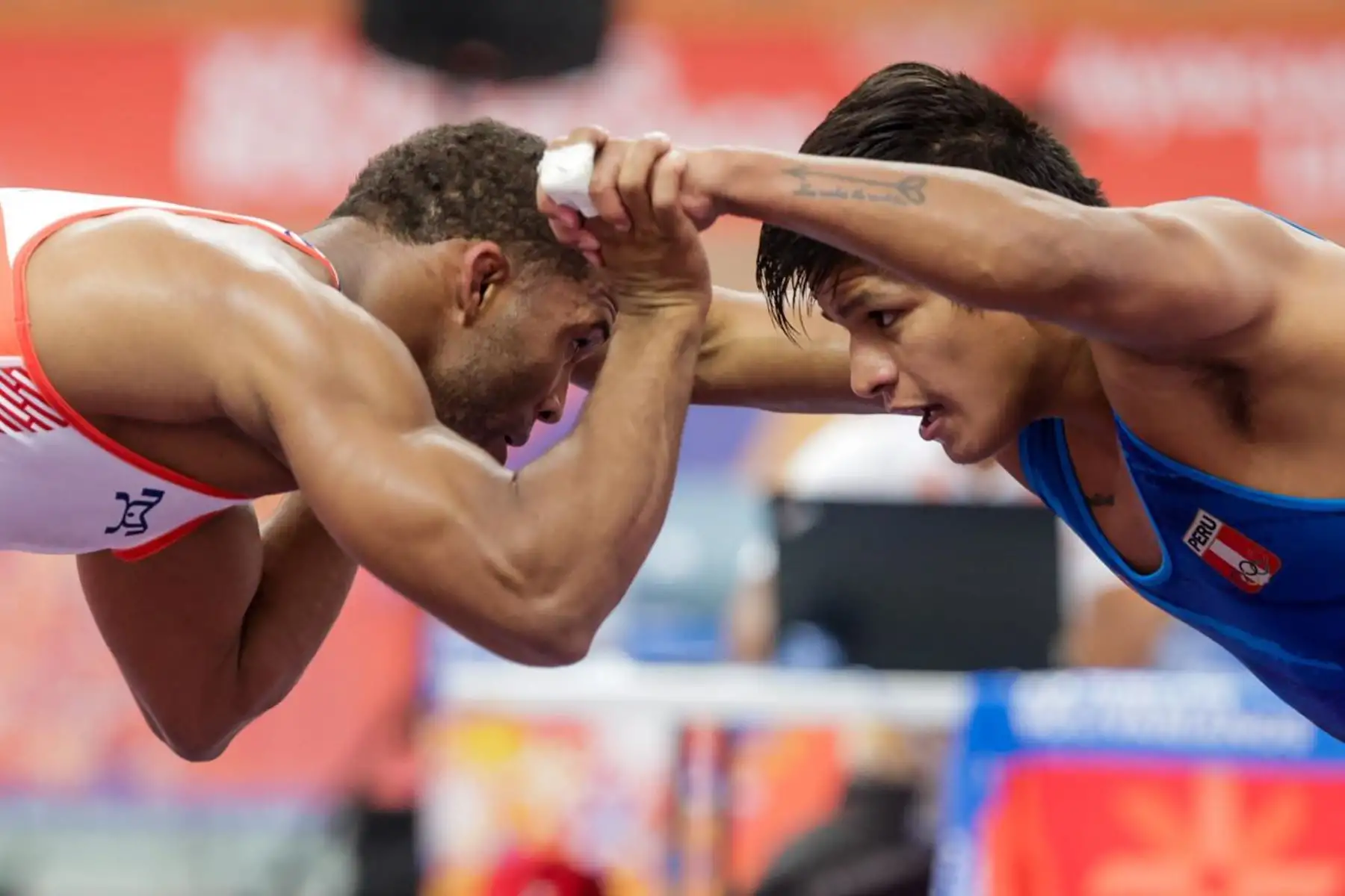 El peruano Eduardo Palas abrió la jornada de lucha libre con una destacada actuación al conseguir la medalla de bronce en la categoría 57 kilogramos, en medio de emotivos aplausos del público. Su victoria marcó el inicio competitivo en el velódromo de la Villa Deportiva Nacional (Videna), donde continúa la intensa disputa por el podio en los XX Juegos Bolivarianos Ayacucho – Lima 2025. Foto: ANDINA/Luis Iparraguirre