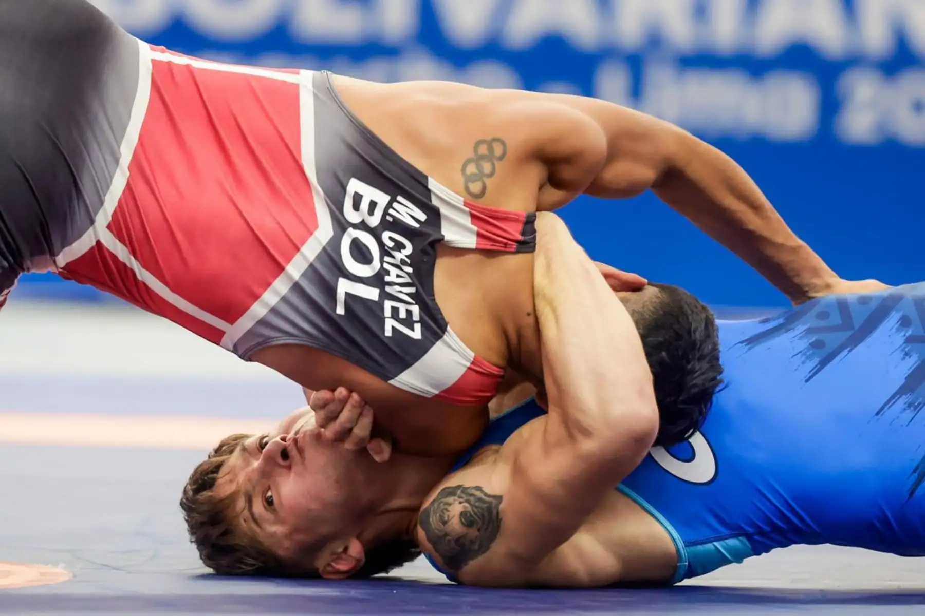 El peruano Eduardo Palas abrió la jornada de lucha libre con una destacada actuación al conseguir la medalla de bronce en la categoría 57 kilogramos, en medio de emotivos aplausos del público. Su victoria marcó el inicio competitivo en el velódromo de la Villa Deportiva Nacional (Videna), donde continúa la intensa disputa por el podio en los XX Juegos Bolivarianos Ayacucho – Lima 2025. Foto: ANDINA/Luis Iparraguirre