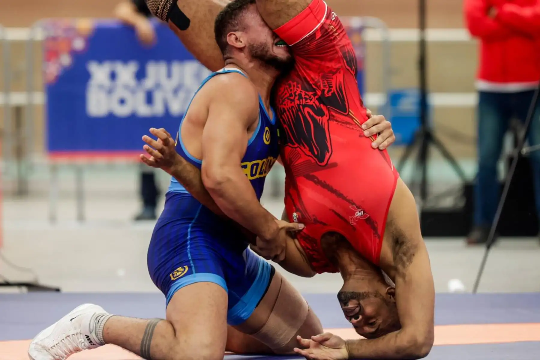 El peruano Eduardo Palas abrió la jornada de lucha libre con una destacada actuación al conseguir la medalla de bronce en la categoría 57 kilogramos, en medio de emotivos aplausos del público. Su victoria marcó el inicio competitivo en el velódromo de la Villa Deportiva Nacional (Videna), donde continúa la intensa disputa por el podio en los XX Juegos Bolivarianos Ayacucho – Lima 2025. Foto: ANDINA/Luis Iparraguirre