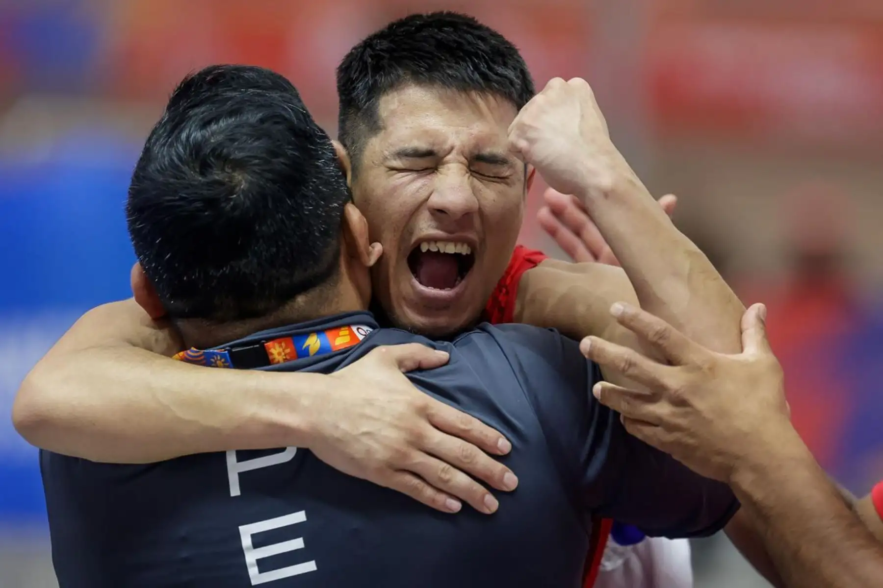 El peruano Eduardo Palas abrió la jornada de lucha libre con una destacada actuación al conseguir la medalla de bronce en la categoría 57 kilogramos, en medio de emotivos aplausos del público. Su victoria marcó el inicio competitivo en el velódromo de la Villa Deportiva Nacional (Videna), donde continúa la intensa disputa por el podio en los XX Juegos Bolivarianos Ayacucho – Lima 2025. Foto: ANDINA/Luis Iparraguirre