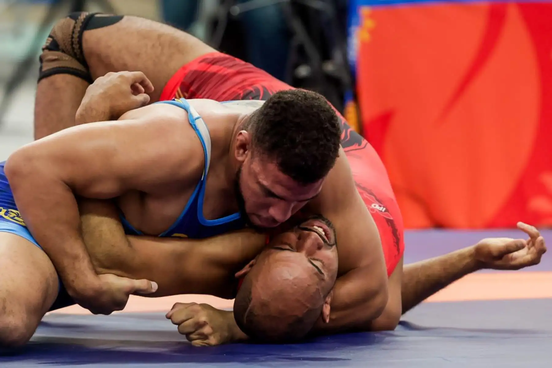 El peruano Eduardo Palas abrió la jornada de lucha libre con una destacada actuación al conseguir la medalla de bronce en la categoría 57 kilogramos, en medio de emotivos aplausos del público. Su victoria marcó el inicio competitivo en el velódromo de la Villa Deportiva Nacional (Videna), donde continúa la intensa disputa por el podio en los XX Juegos Bolivarianos Ayacucho – Lima 2025. Foto: ANDINA/Luis Iparraguirre