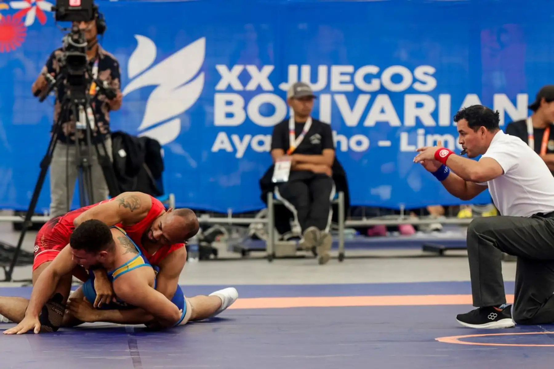 El peruano Eduardo Palas abrió la jornada de lucha libre con una destacada actuación al conseguir la medalla de bronce en la categoría 57 kilogramos, en medio de emotivos aplausos del público. Su victoria marcó el inicio competitivo en el velódromo de la Villa Deportiva Nacional (Videna), donde continúa la intensa disputa por el podio en los XX Juegos Bolivarianos Ayacucho – Lima 2025. Foto: ANDINA/Luis Iparraguirre