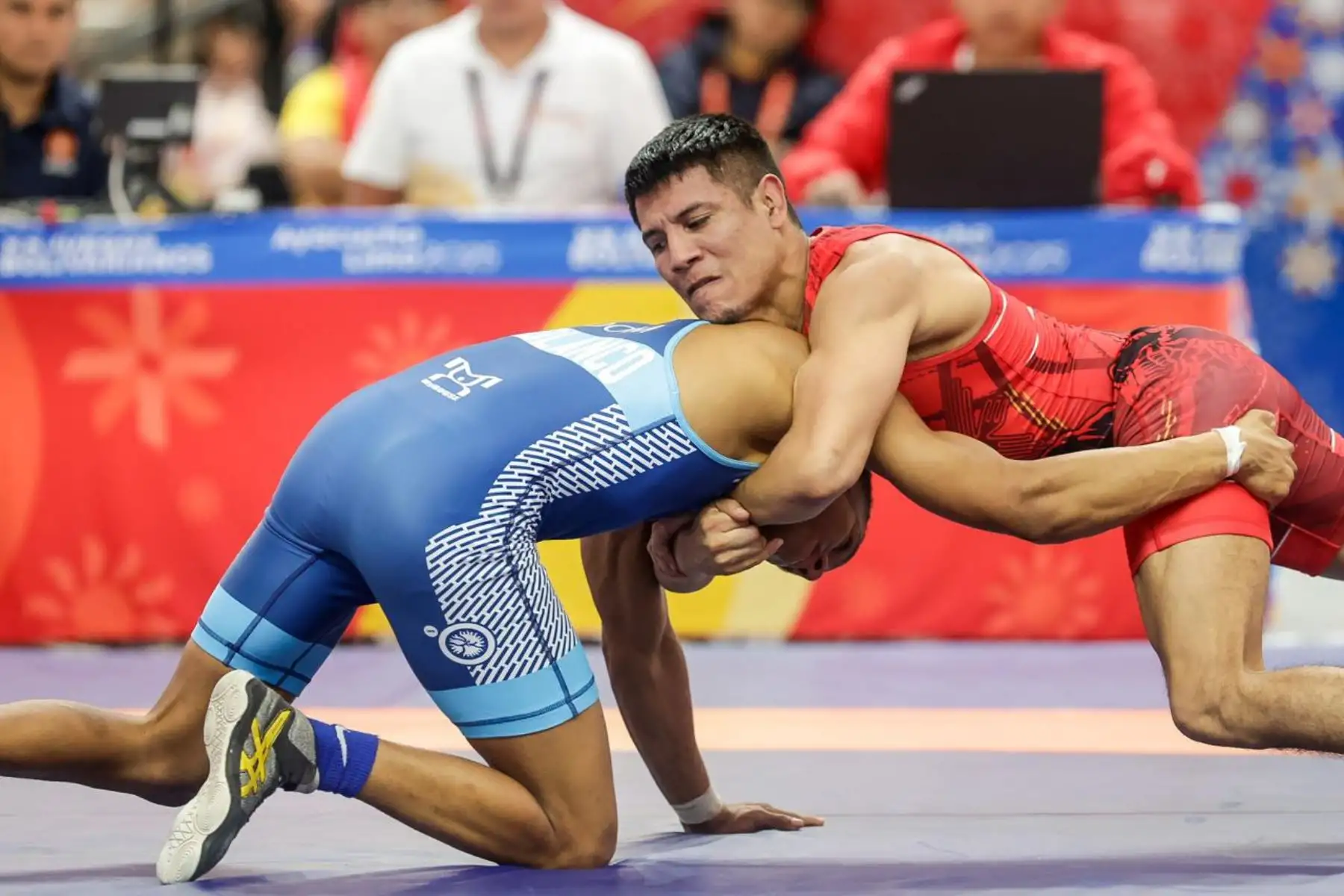 El peruano Eduardo Palas abrió la jornada de lucha libre con una destacada actuación al conseguir la medalla de bronce en la categoría 57 kilogramos, en medio de emotivos aplausos del público. Su victoria marcó el inicio competitivo en el velódromo de la Villa Deportiva Nacional (Videna), donde continúa la intensa disputa por el podio en los XX Juegos Bolivarianos Ayacucho – Lima 2025. Foto: ANDINA/Luis Iparraguirre