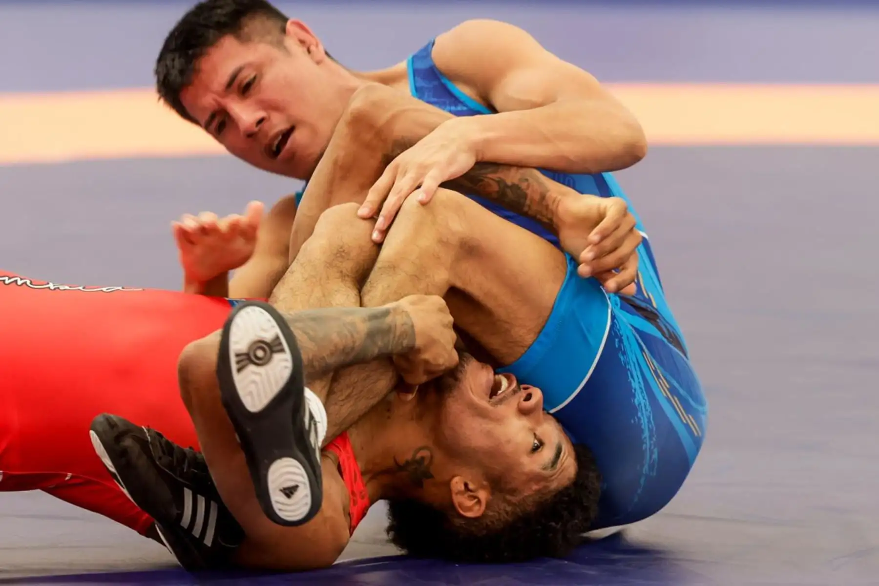 El peruano Eduardo Palas abrió la jornada de lucha libre con una destacada actuación al conseguir la medalla de bronce en la categoría 57 kilogramos, en medio de emotivos aplausos del público. Su victoria marcó el inicio competitivo en el velódromo de la Villa Deportiva Nacional (Videna), donde continúa la intensa disputa por el podio en los XX Juegos Bolivarianos Ayacucho – Lima 2025. Foto: ANDINA/Luis Iparraguirre