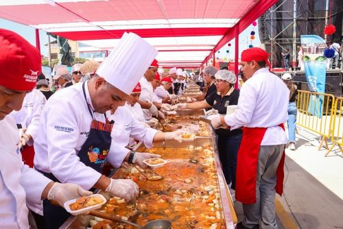 ¡Lo logró! Distrito lambayecano Leonardo Ortiz preparó la parihuela más grande del mundo