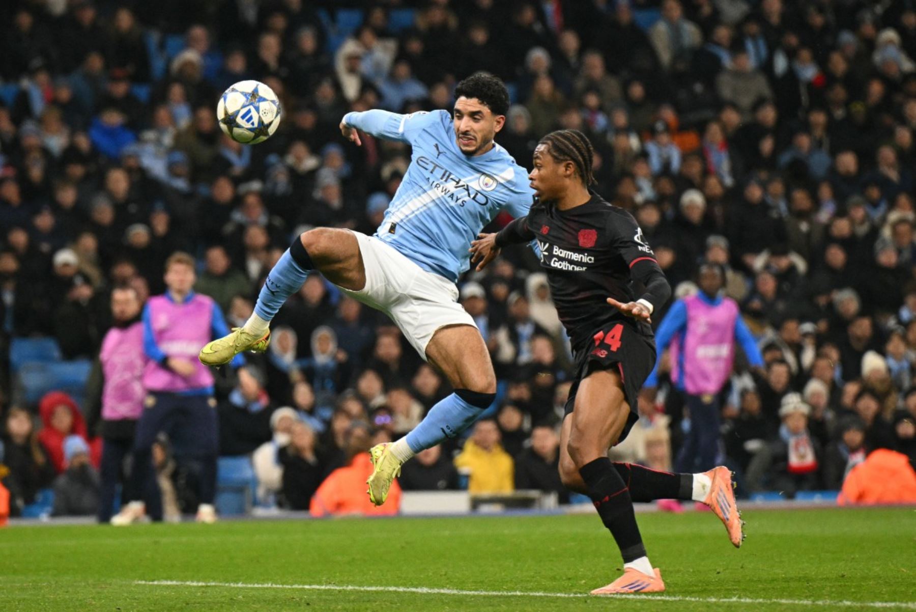 El delantero egipcio del Manchester City, Omar Marmoush, no logra conectar con este centro durante el partido de la fase de liga de la UEFA Champions League entre el Manchester City y el Bayer Leverkusen. AFP