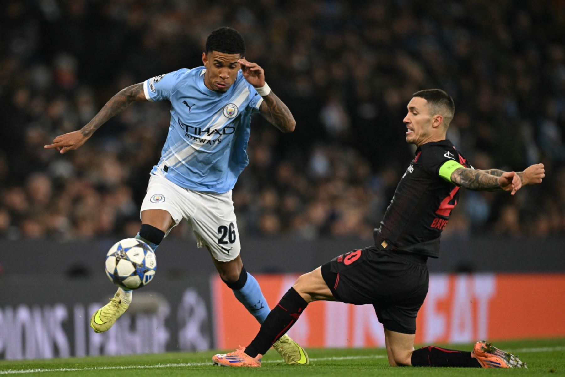El centrocampista brasileño  del Manchester City, Savinho  compite con el defensa español del Bayer Leverkusen, Alejandro Grimaldo  durante el partido de la fase de liga de la UEFA Champions League entre el Manchester City y el Bayer Leverkusen. AFP
