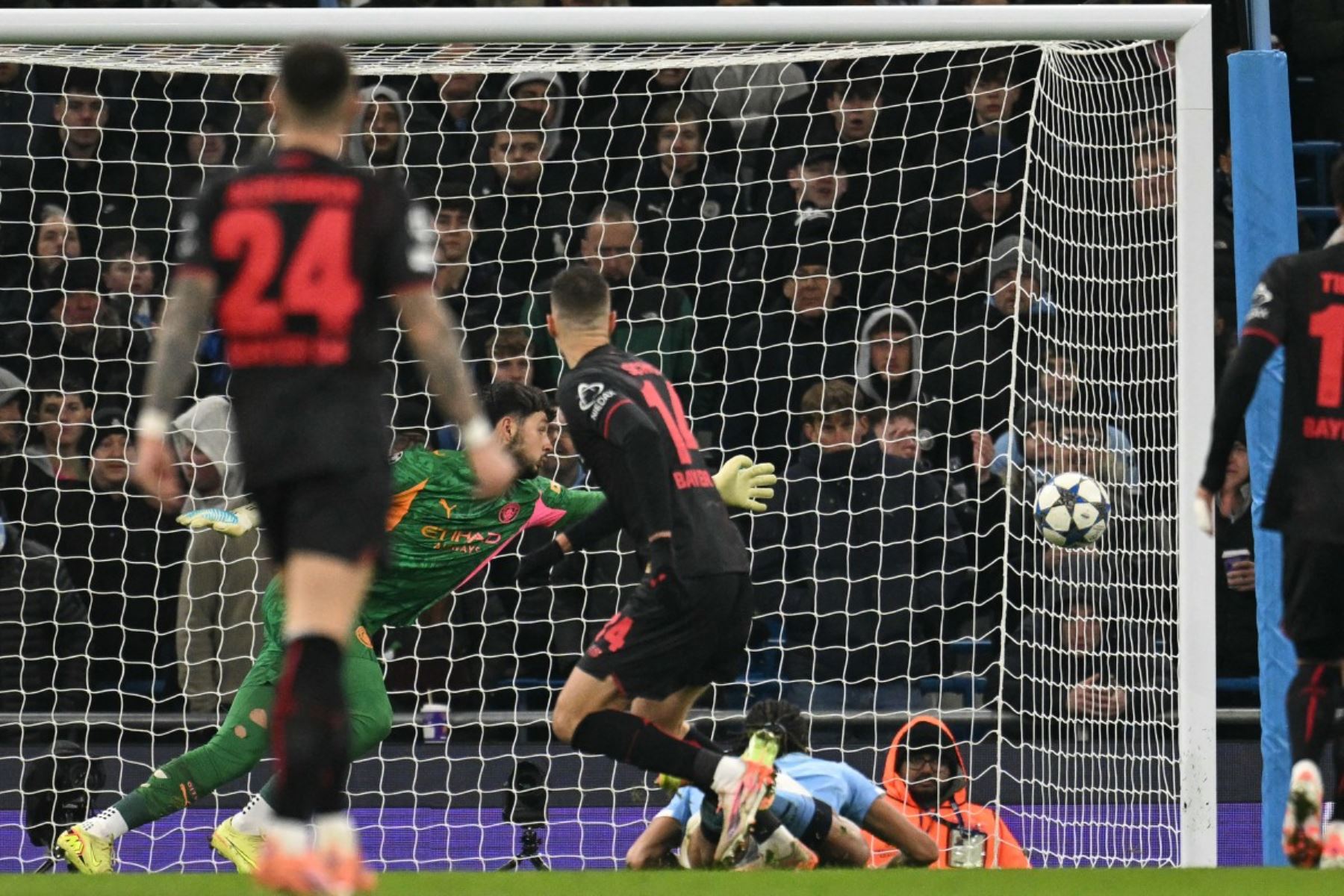 El delantero checo del Bayer Leverkusen, Patrik Schick marca su segundo gol durante el partido de la fase de liga de la UEFA Champions League entre el Manchester City y el Bayer Leverkusen. AFP